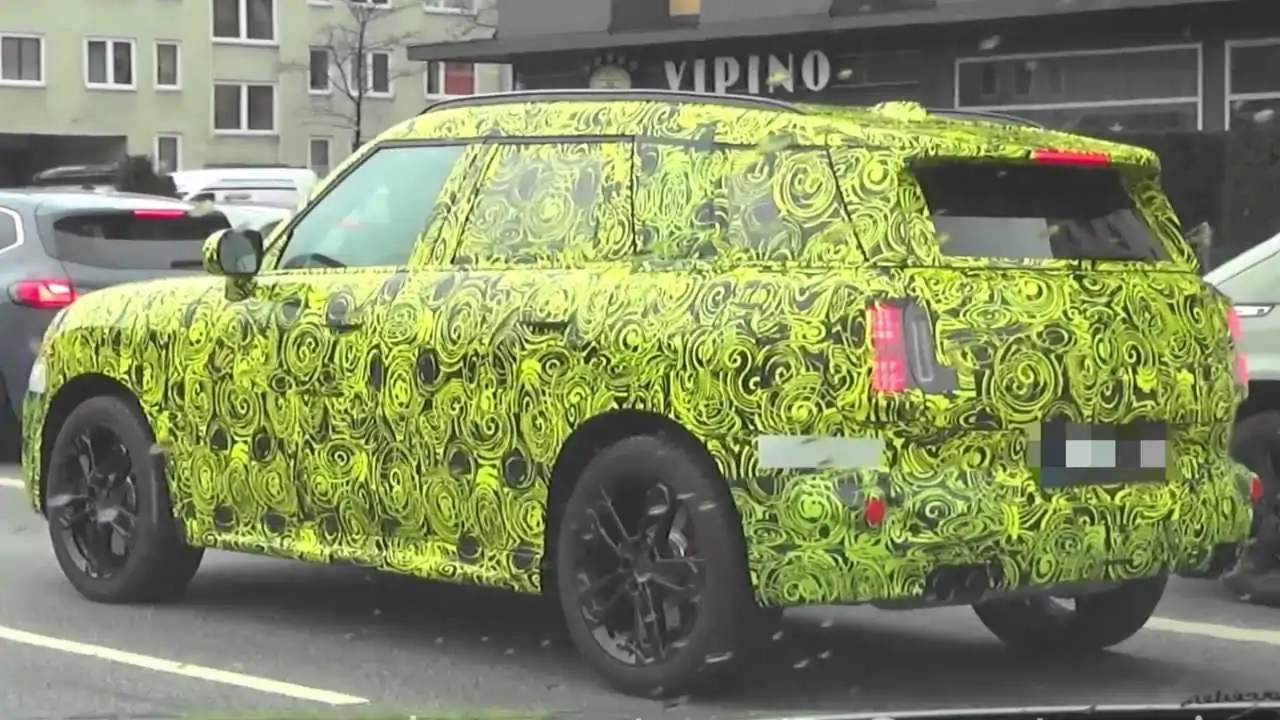 State-of-the-art Mini Countryman is spied on in traffic