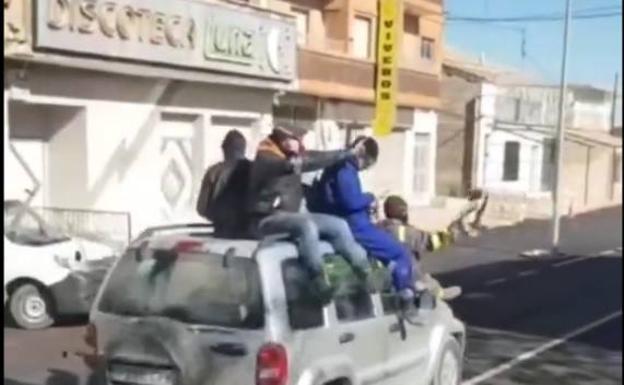 Spain: They record seven men in a car launching fireworks in Murcia