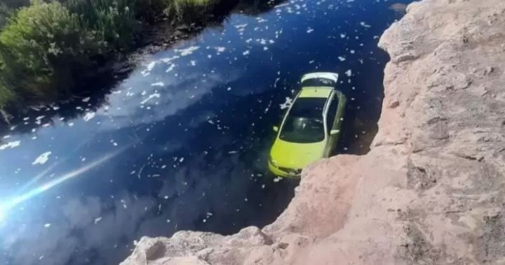Chile: Driver loses control of his car and ends up submerged in the Loa river in Calama