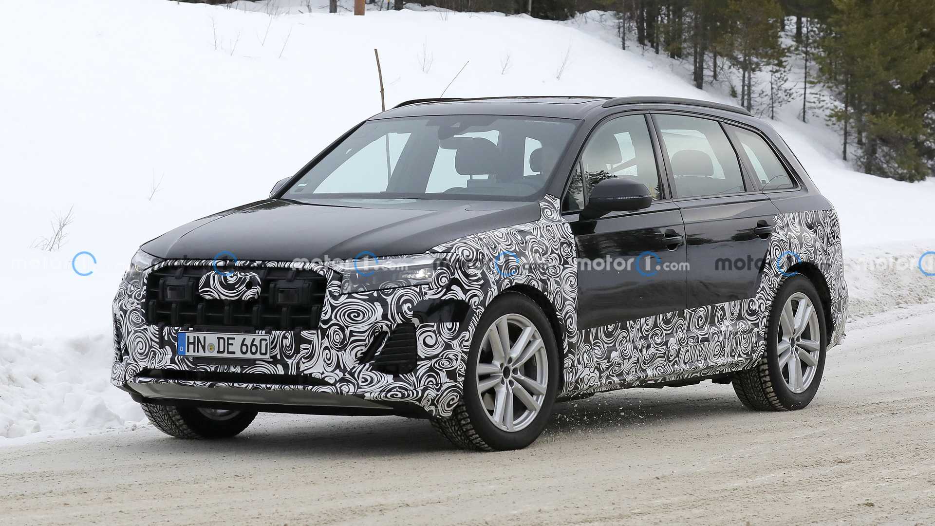 Peeked Audi Q7 Preparing for the Second Facelift